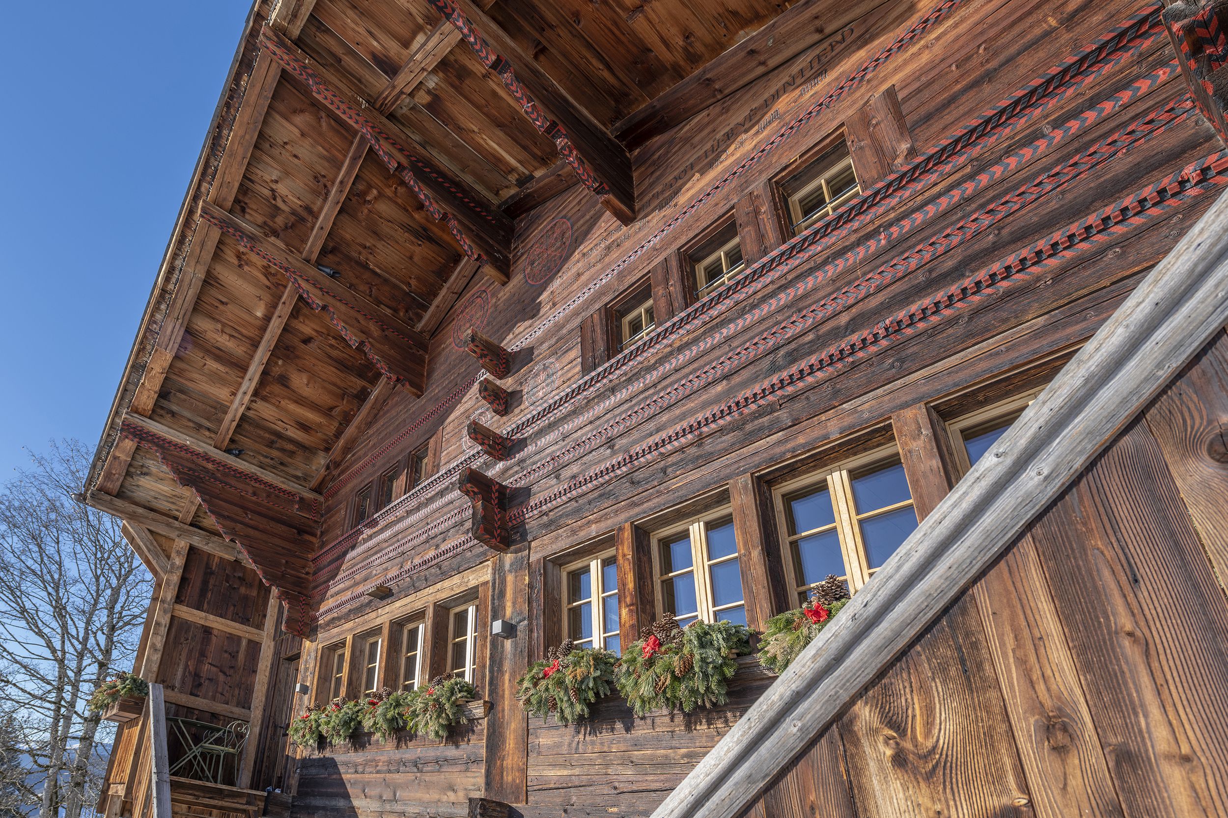 Chalet en Vieux Bois by Arnold Reuteler Holzbau AG Gstaad