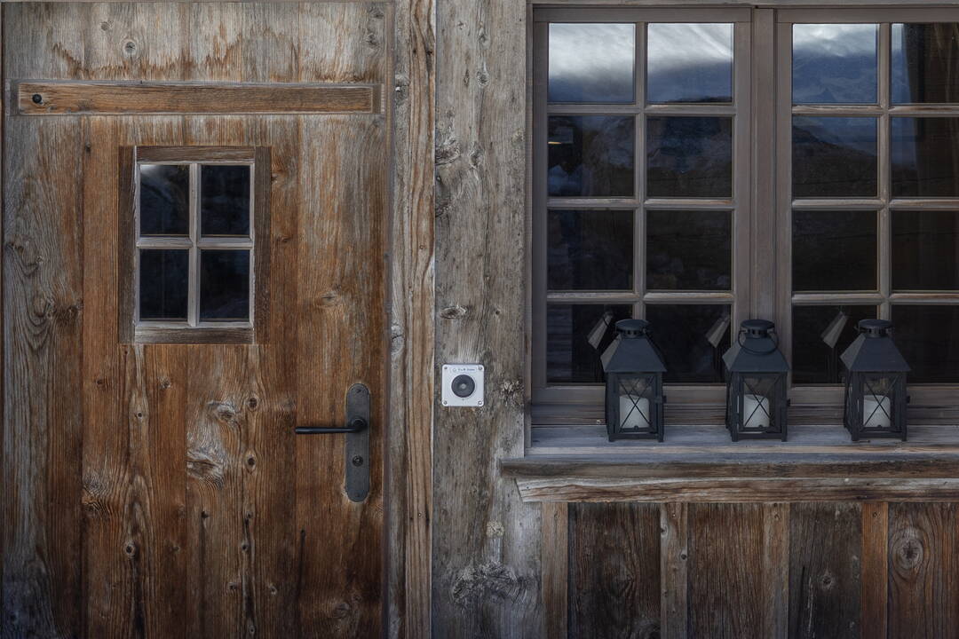 Chalet en Vieux Bois by Arnold Reuteler Holzbau AG Gstaad