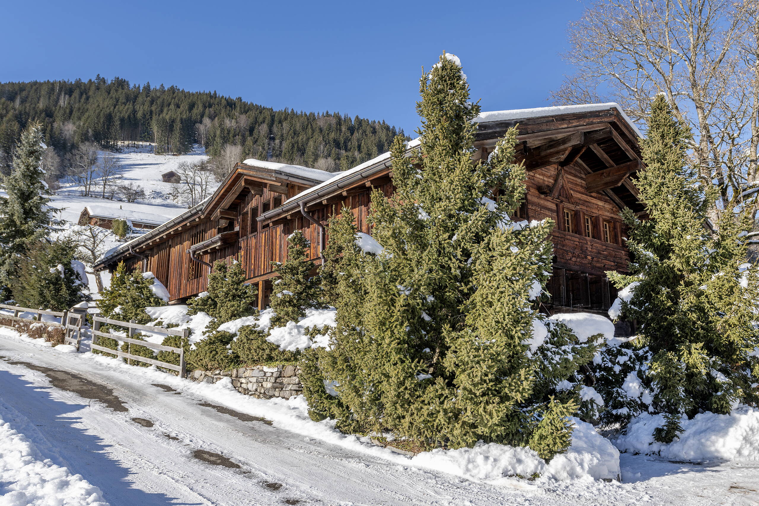 Haus Raaflaub 1560 by Arnold Reuteler Holzbau AG Gstaad