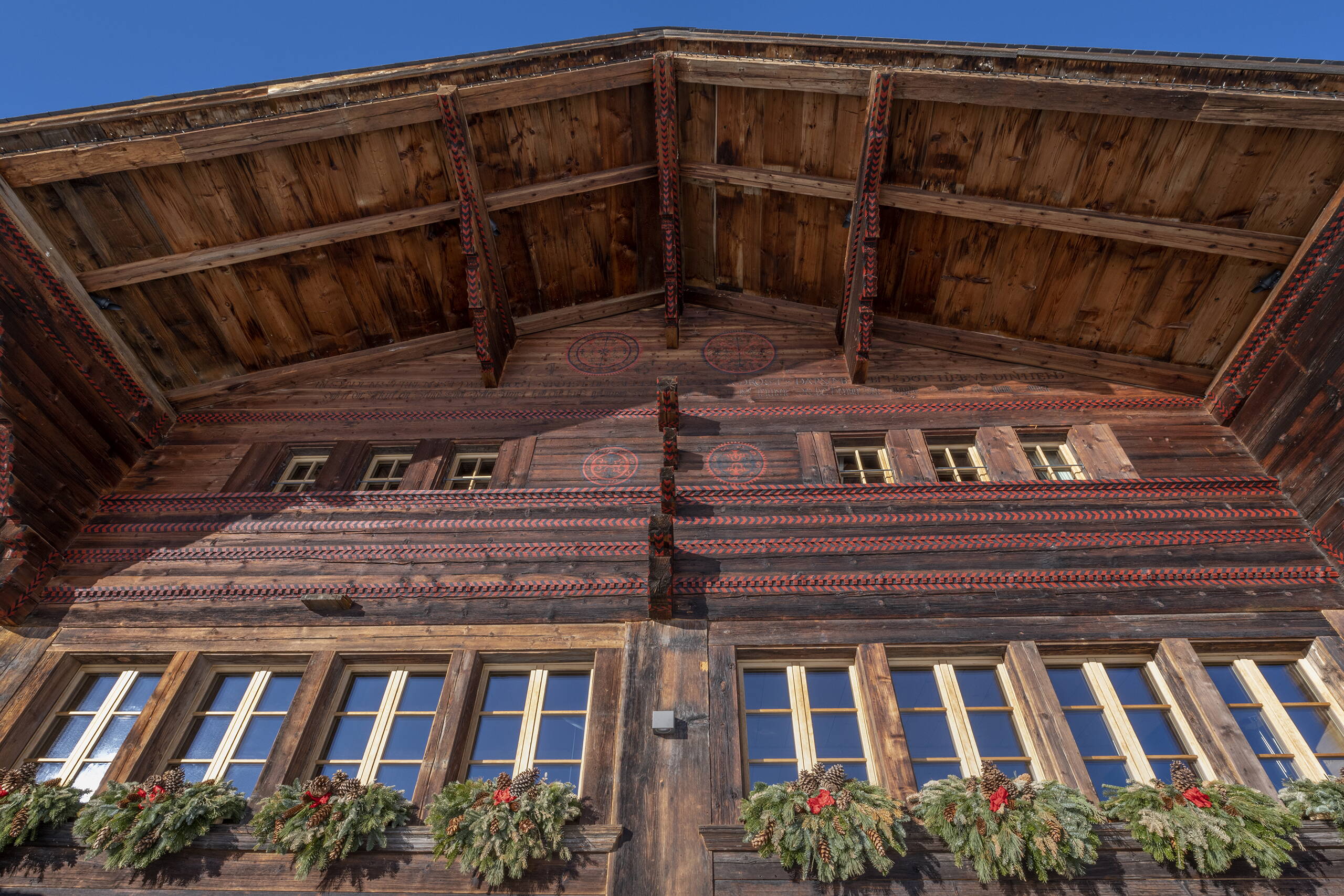 Chalet Basler 1627 by Arnold Reuteler Holzbau AG Gstaad