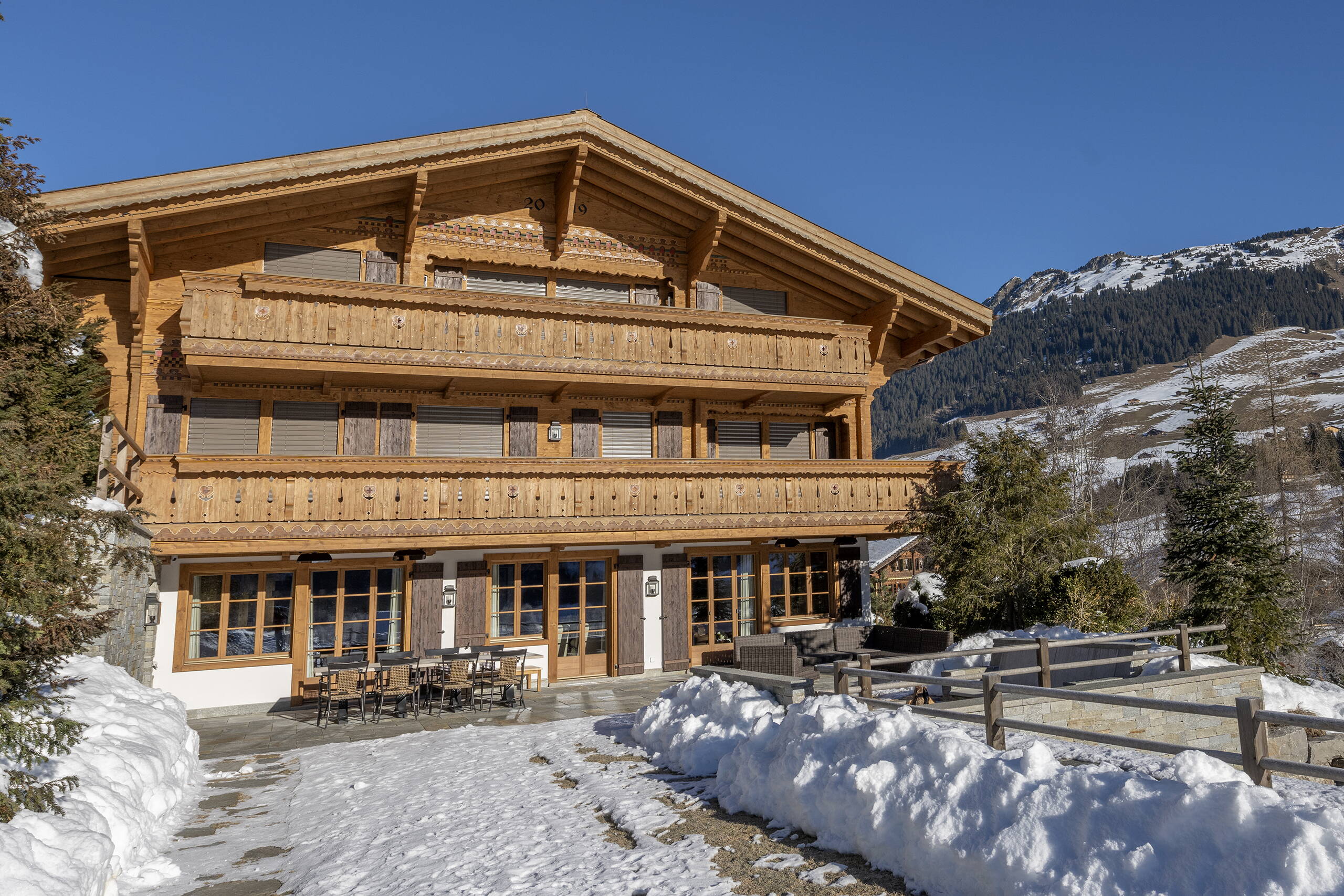 Chaletbau by Arnold Reuteler Holzbau AG Gstaad