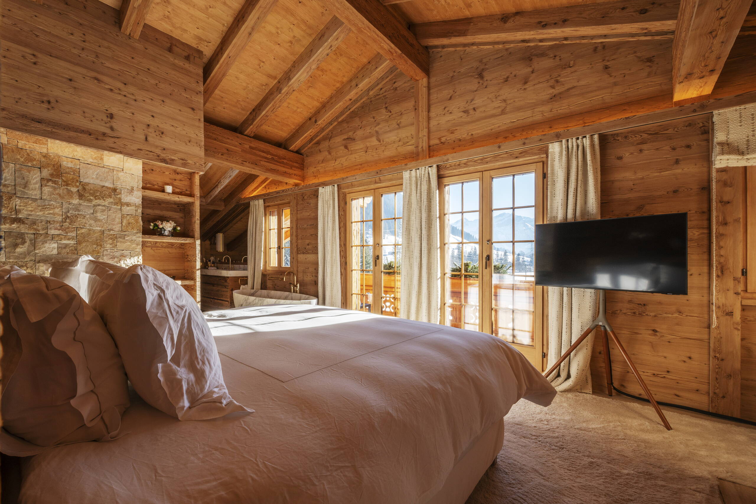  Aménagement Intérieur en Vieux Bois by Arnold Reuteler Holzbau AG Gstaad