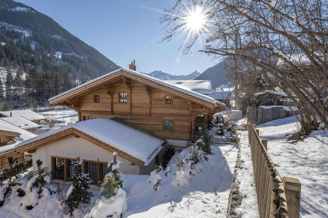 Construction de Chalets by Arnold Reuteler Holzbau AG Gstaad