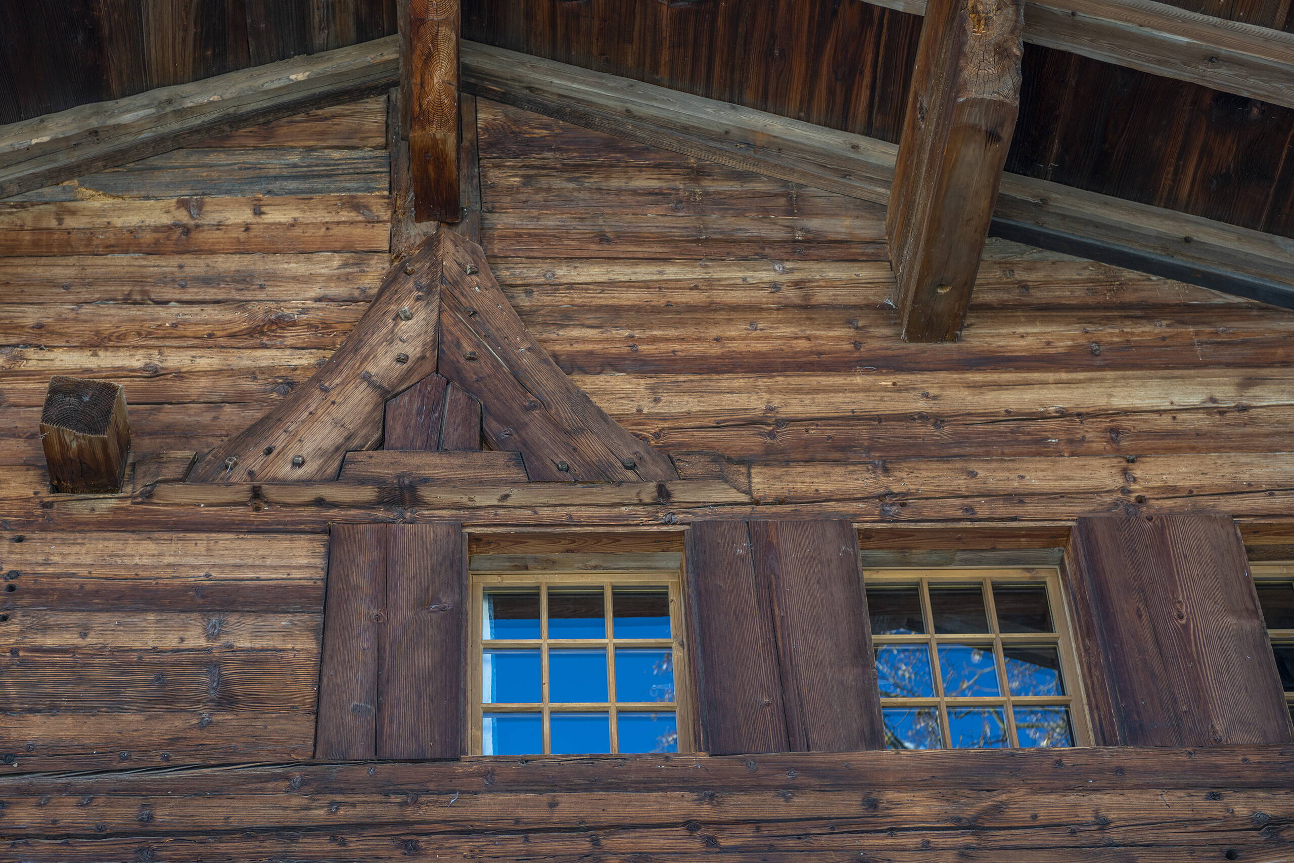 Haus Raaflaub 1560 by Arnold Reuteler Holzbau AG Gstaad