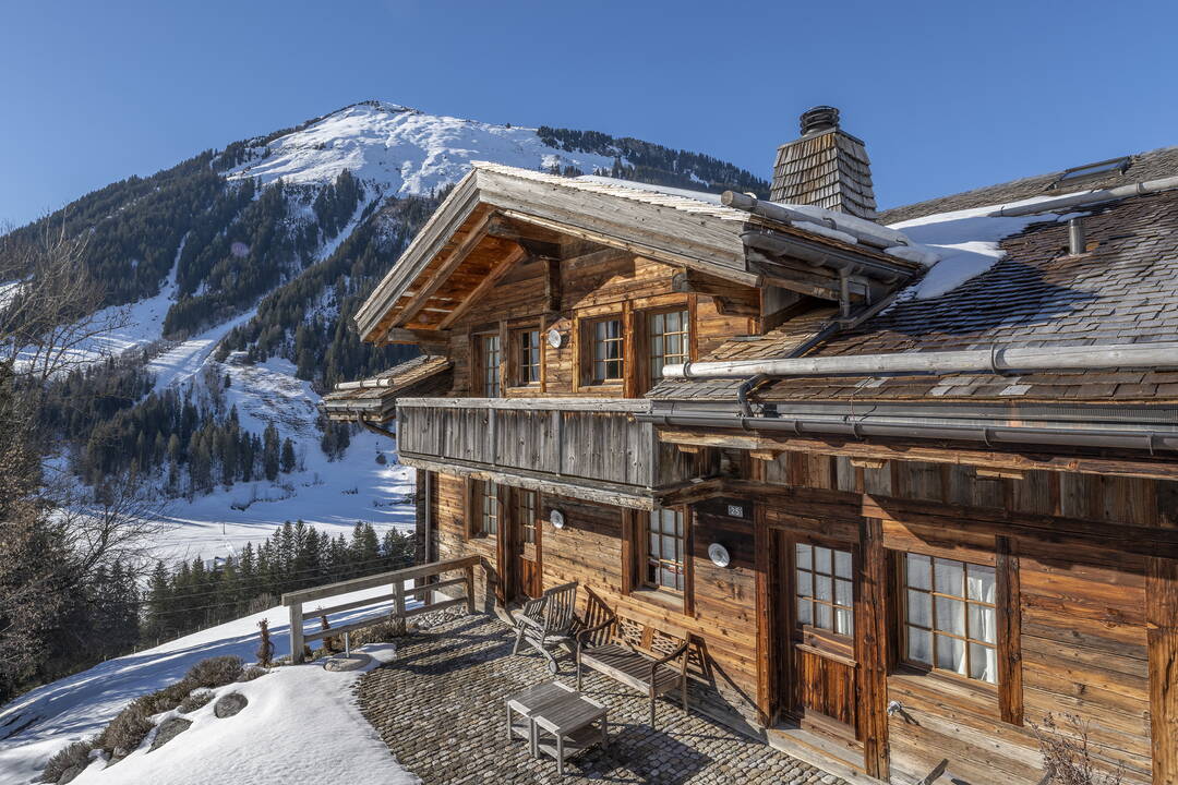 Chalet en Vieux Bois by Arnold Reuteler Holzbau AG Gstaad