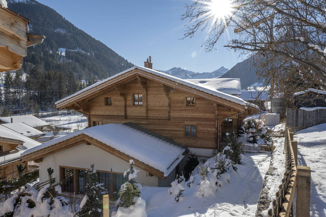 Altholz-Innenausbau by Arnold Reuteler Holzbau AG Gstaad