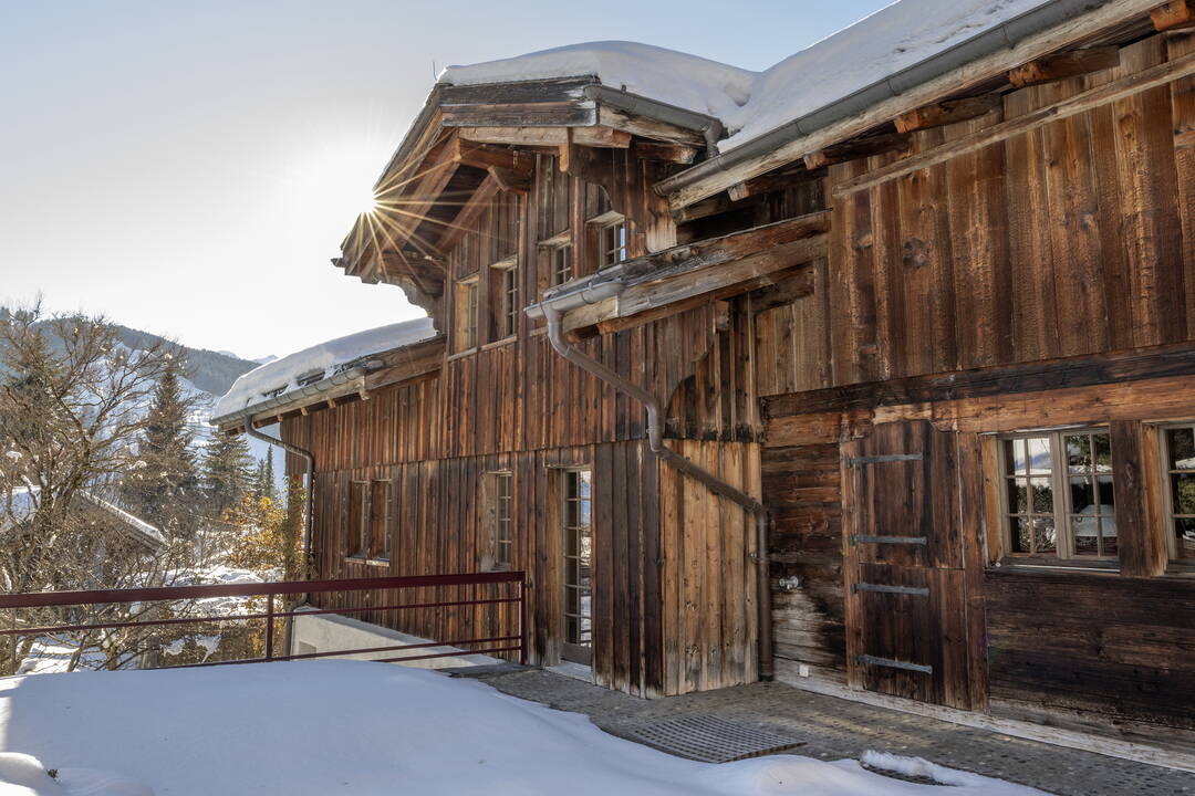 New Building Traditional Saanehuus by Arnold Reuteler Holzbau AG Gstaad